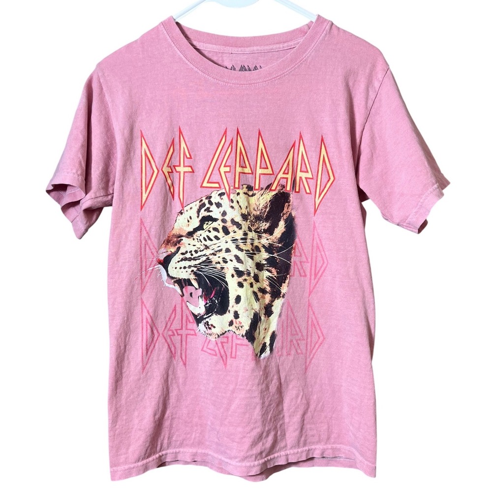 Def Leppard Animal Graphic T-Shirt Women's Size Small Pink Retro Rock Band Tee
